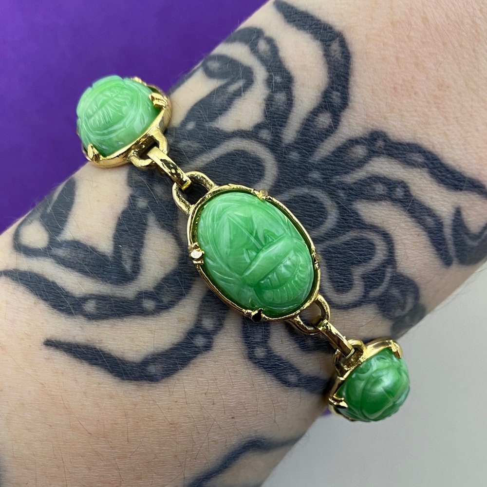💛 Vintage Gold Tone Green Lucite Scarab Cabochon Bracelet - Picture 10 of 10
